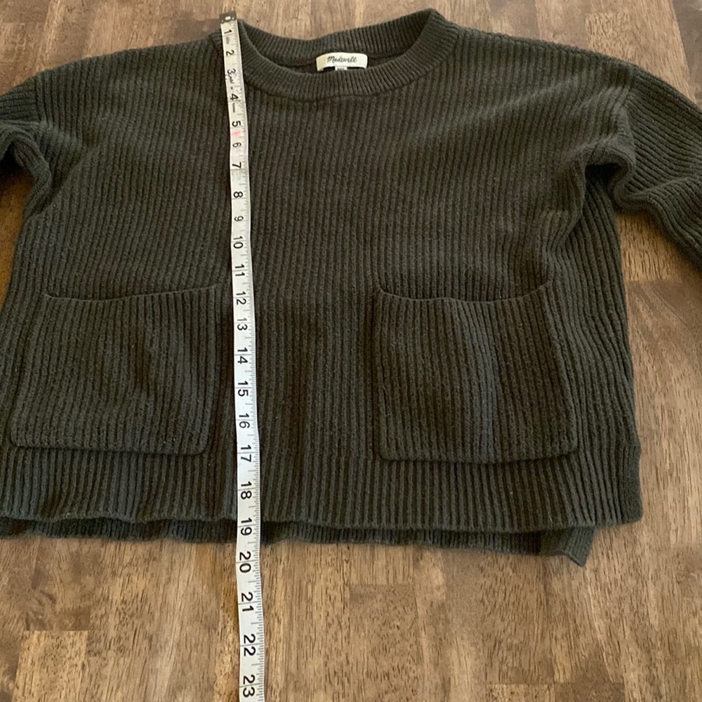 Madewell adorable short sweater with great pockets in front. - Picture 5 of 11
